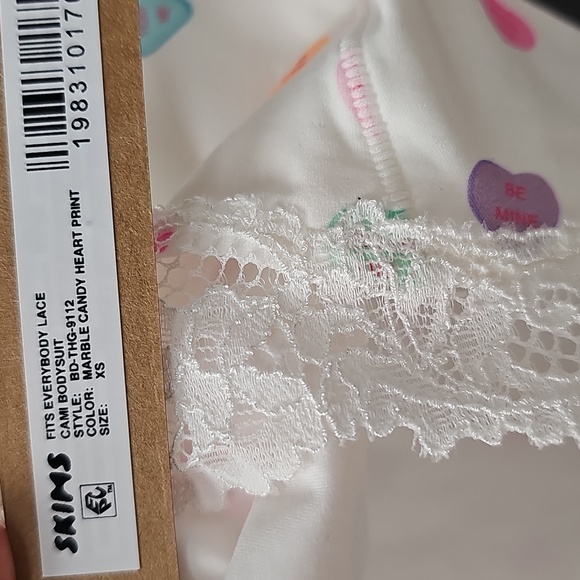 3083. NWT SKIMS Hearts Cami Bodysuit - Picture 3 of 5